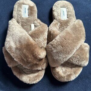Old Navy Womens Shoe Size 8 Brown Cozy Faux-Fur Cross-Strap Slippers Excellent